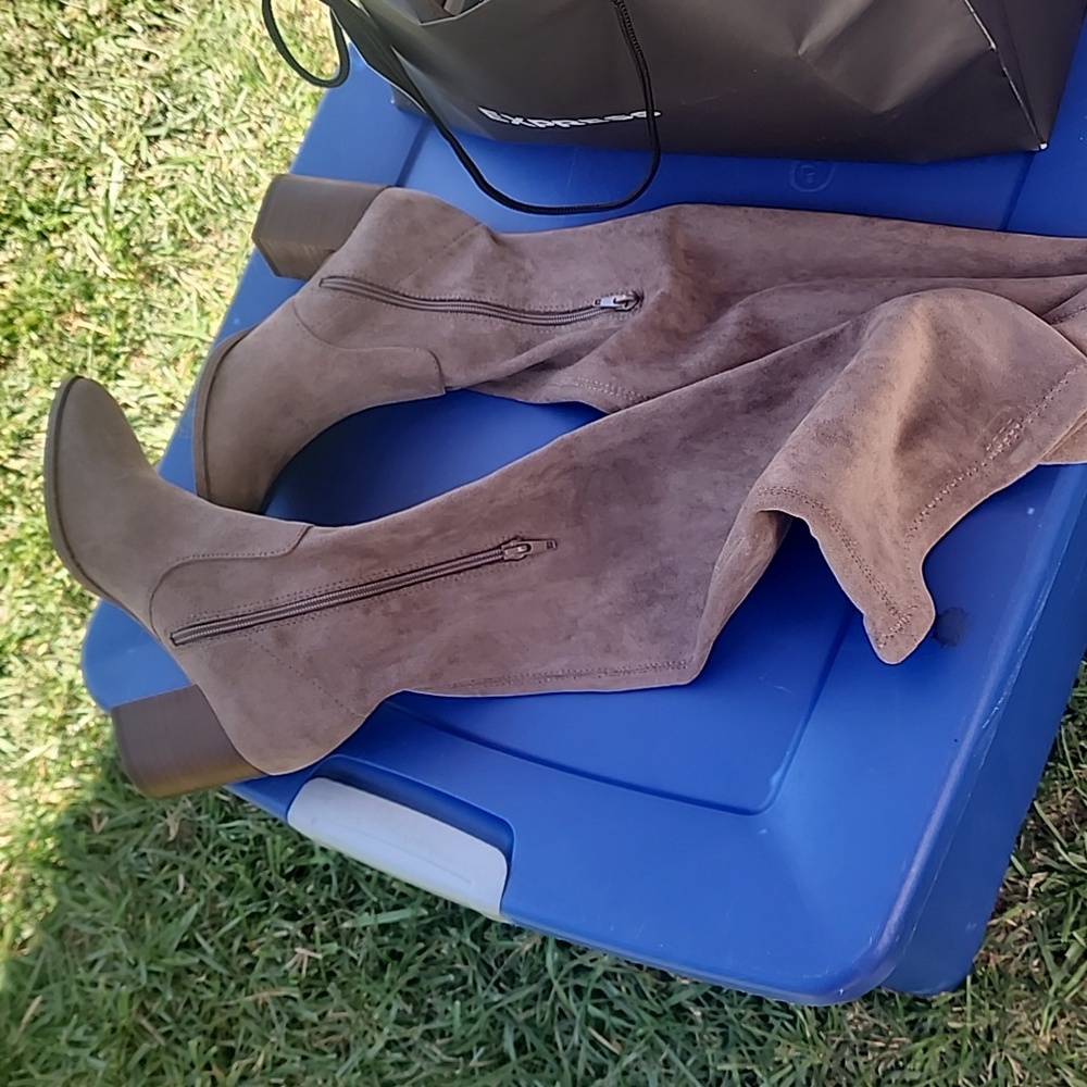 Boots - Picture 5 of 7